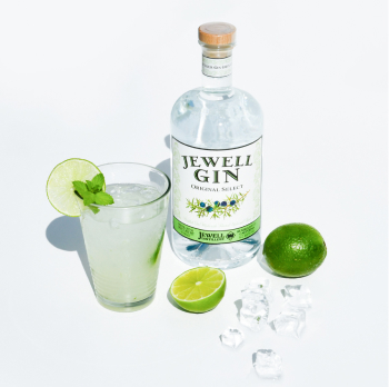 Jewell gin and a glass with limes